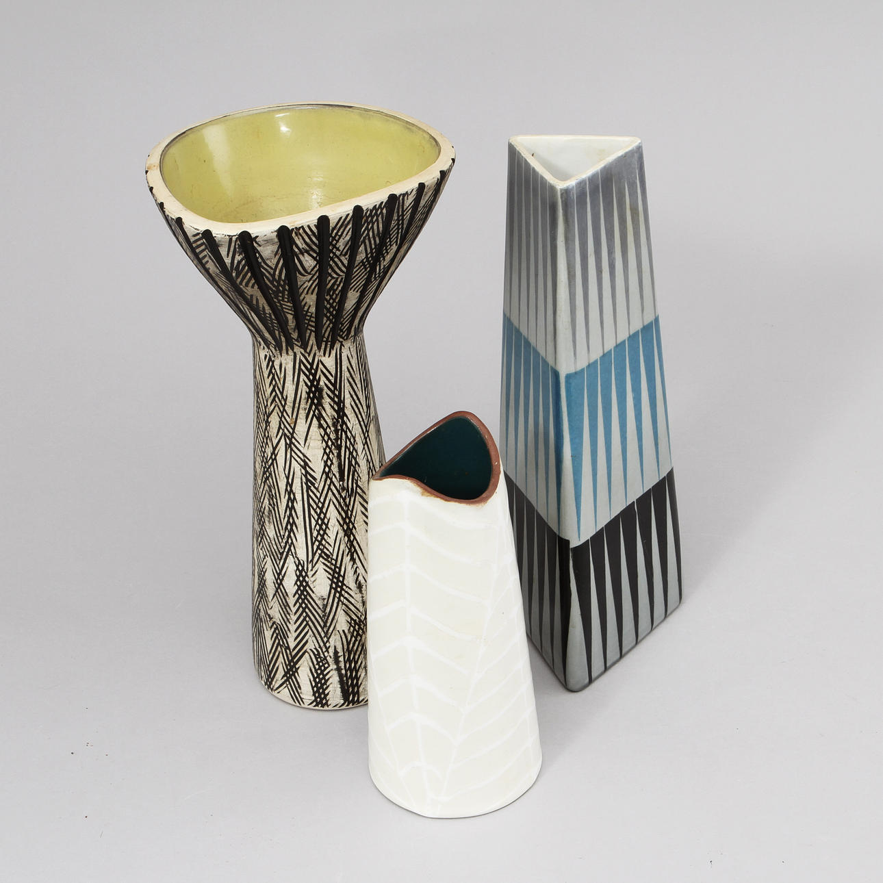 VASER, 3 st, stengods, Uppsala Ekeby samt Rörstrand.