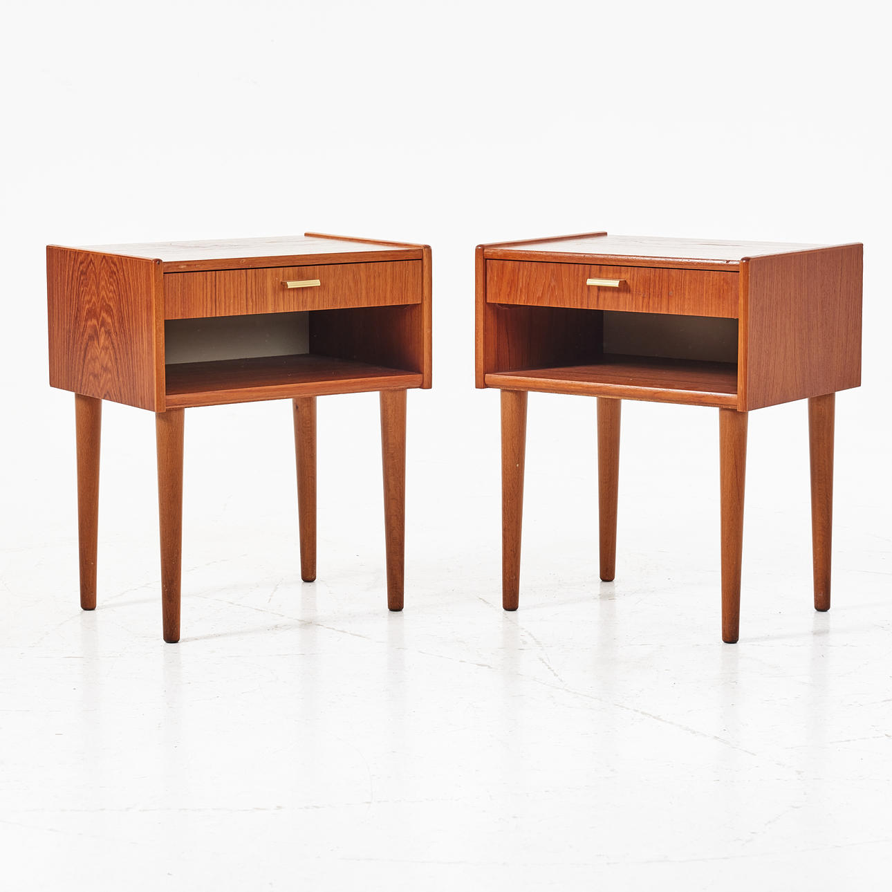 BEDSIDE TABLE, 1 pair, 1950s/-60s, teak, brass pull handles.