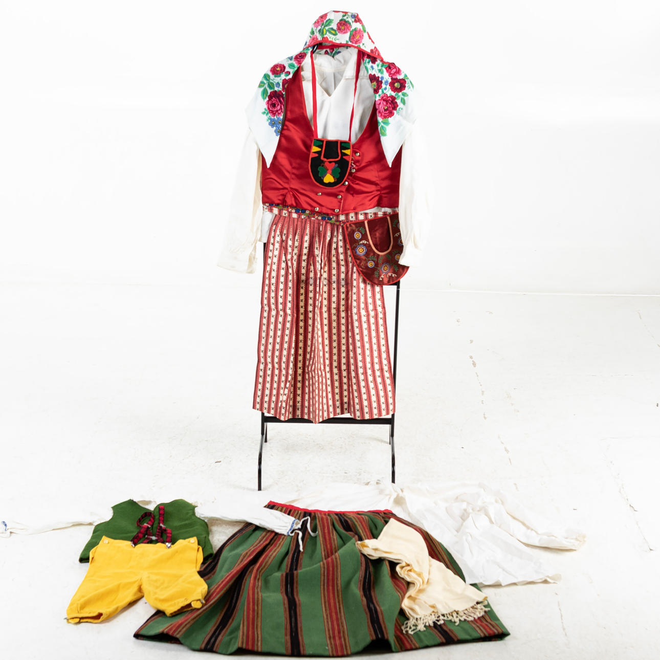 FOLKDRÄKTER, 2st, dam & barn, Dalarna.