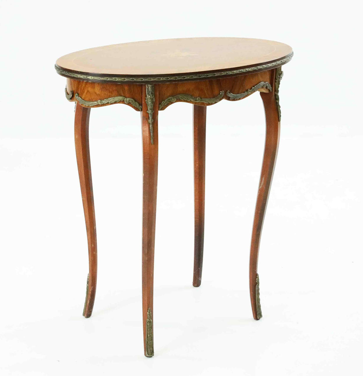 Una mesa de estilo Luis XVI del siglo XX.