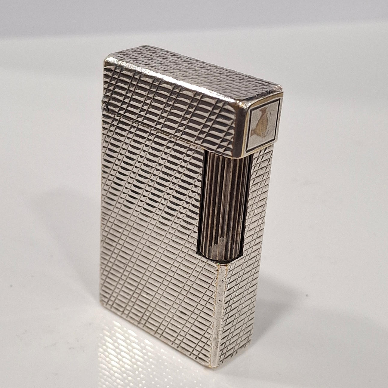 DUPONT. Mejslet sølvlighter. Arbejder.