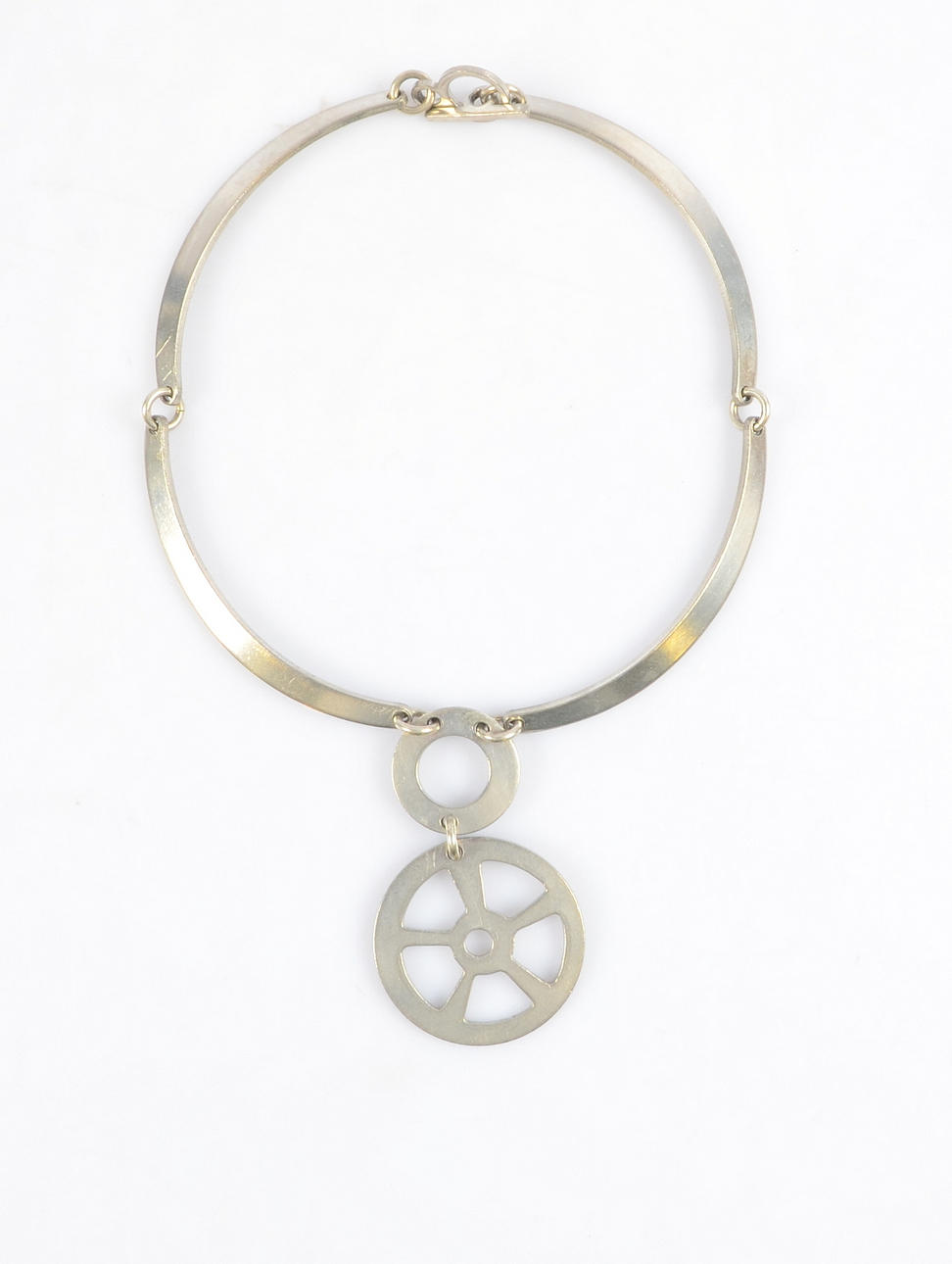 METTE + FINN. HALSCOLLIER MED HÄNGE, vitmetall, Danmark.