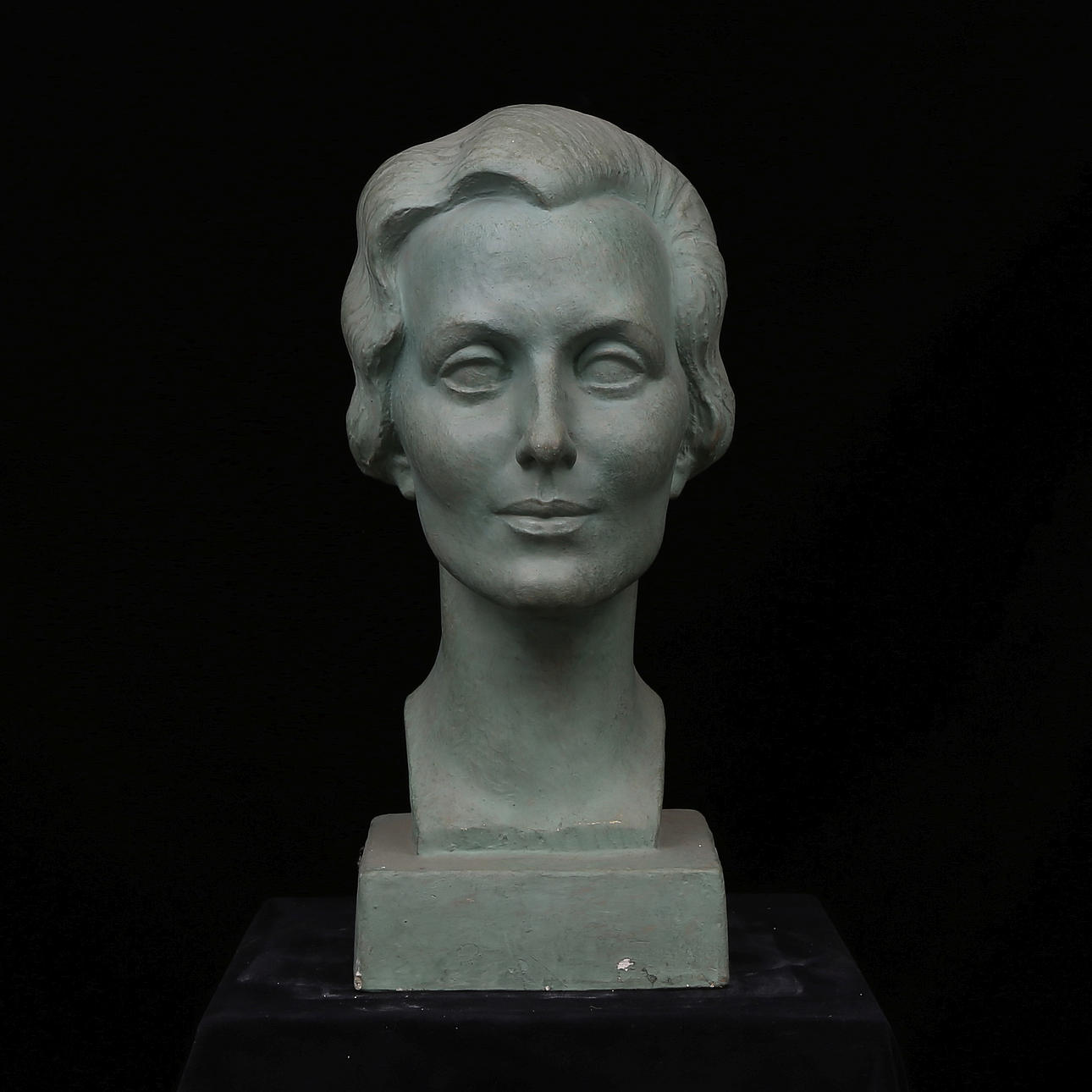 CARIN NILSON(1884-1973). Skulptur, byst, gips, signerad och daterad 1941.