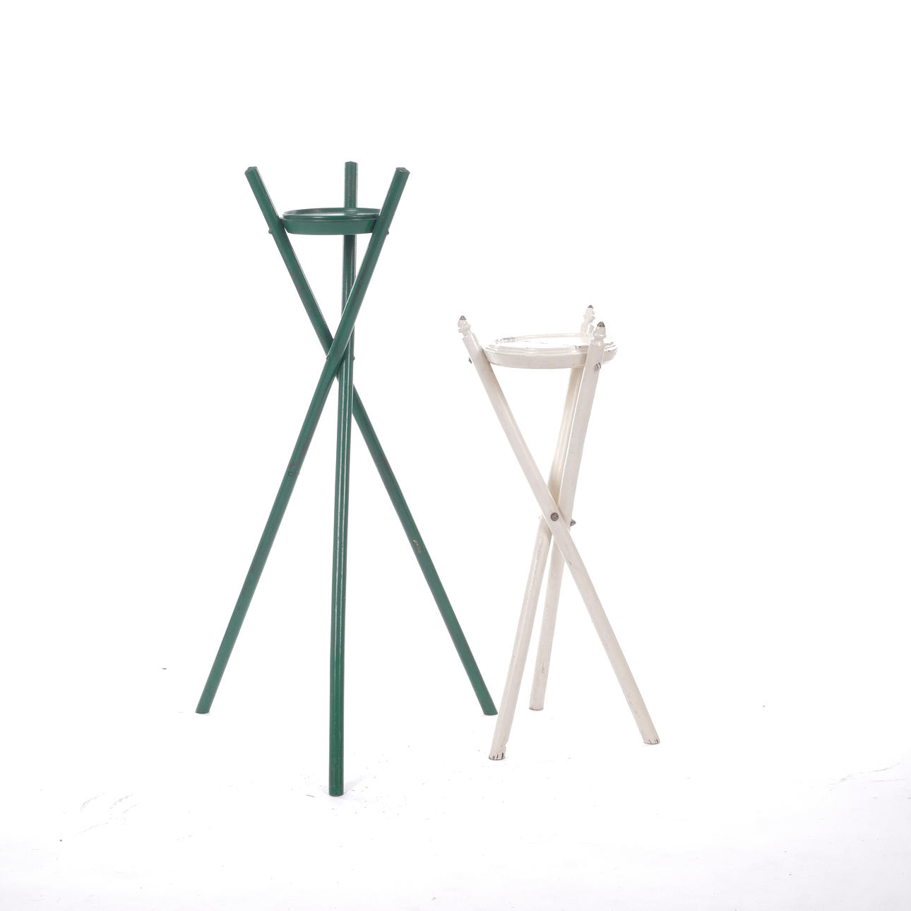 Jalustat, maalattua puuta, 1900-luku.