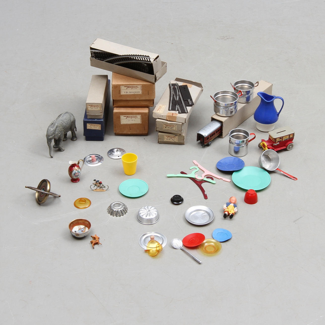 FLEISCHMANN el.lok 1335, 2 vagnar, räls modell 1600, trafos i originalkartonger.