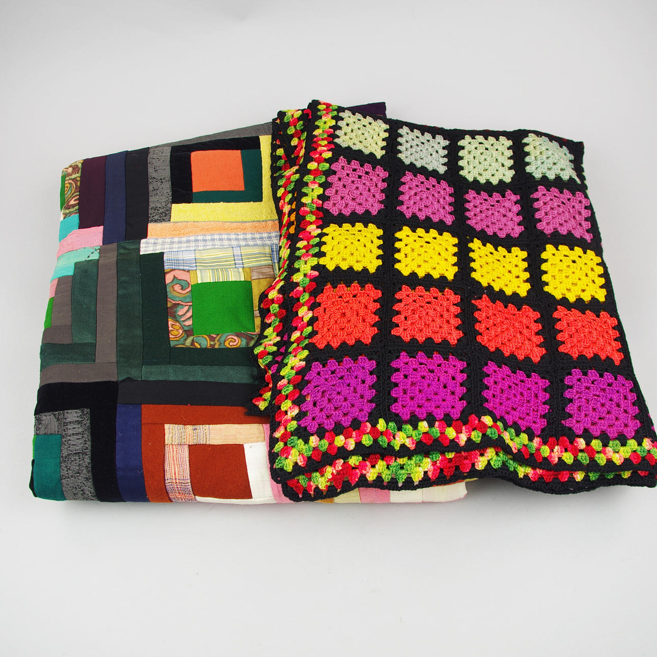 SÄNGÖVERKAST, 2 stycken, lapptäcke samt virkat.