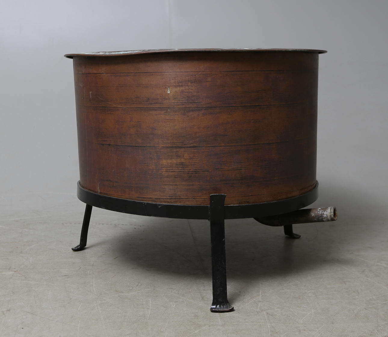 KOPPARBASE med smidesställning. 1900-tal.