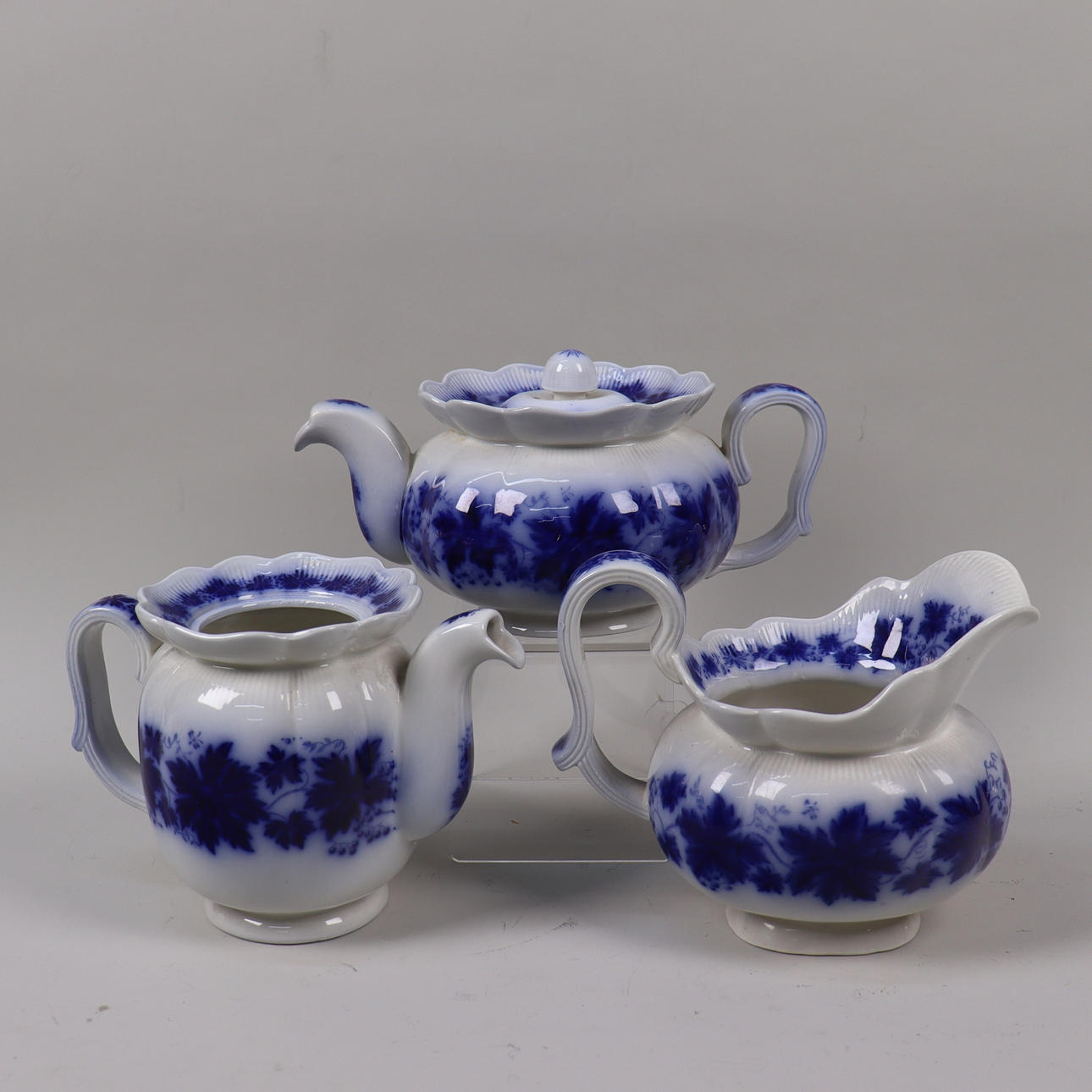 ARTHUR PERCY. Gefle, «Vine», cafetera, tetera y jarra.