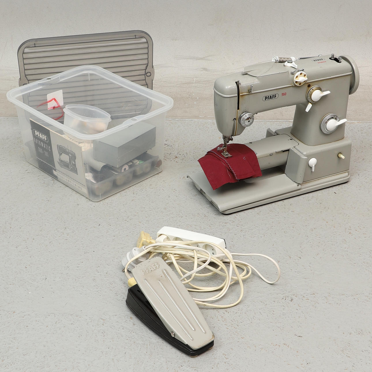 OMPELUKONE, Pfaff 360 Automatic lisävarusteineen, 1900-luku.
