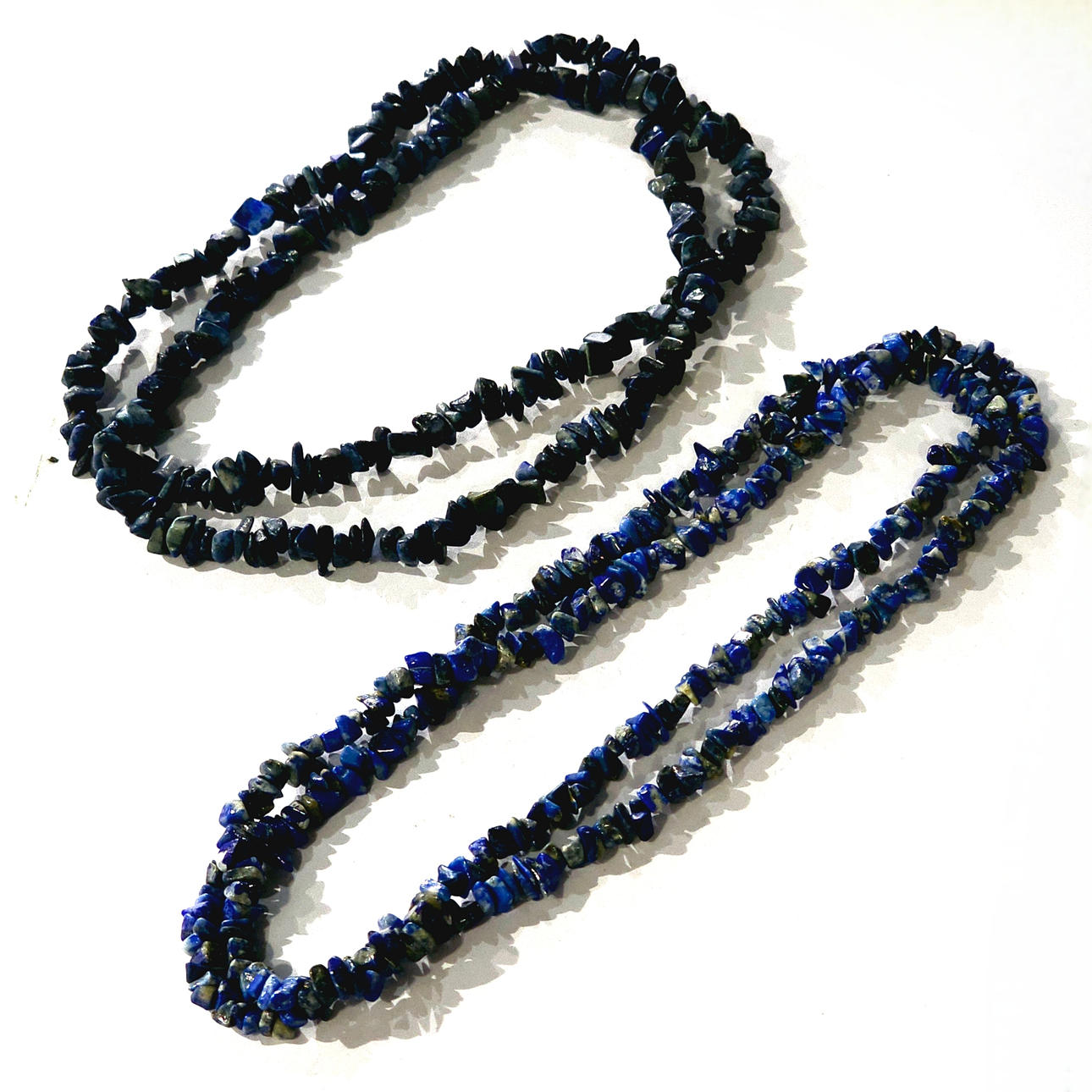 Dos collares largos de lapislázuli.