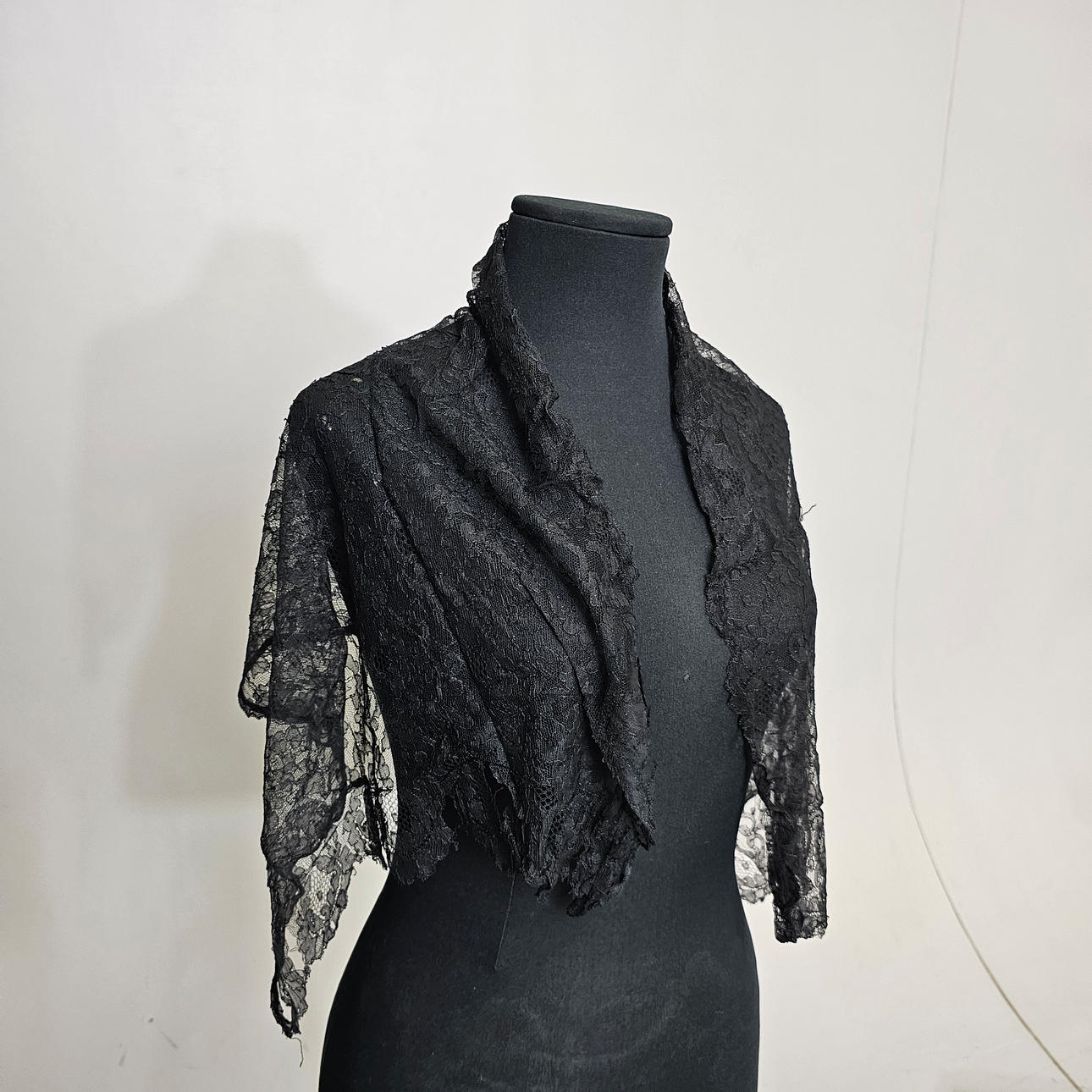 HANDTUCHSCHLEIER AUS SCHWARZER SPITZE VON BIONDA.