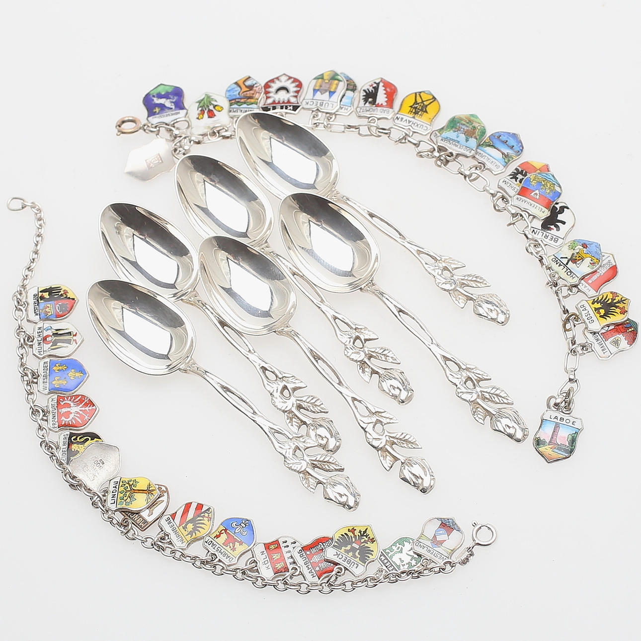 ARMBAND, 2 st samt SKEDAR, 6 st, silver, hängen med motiv av länder och städer, Tyskland samt Holland, 1900-tal, totalvikt 79 gram.