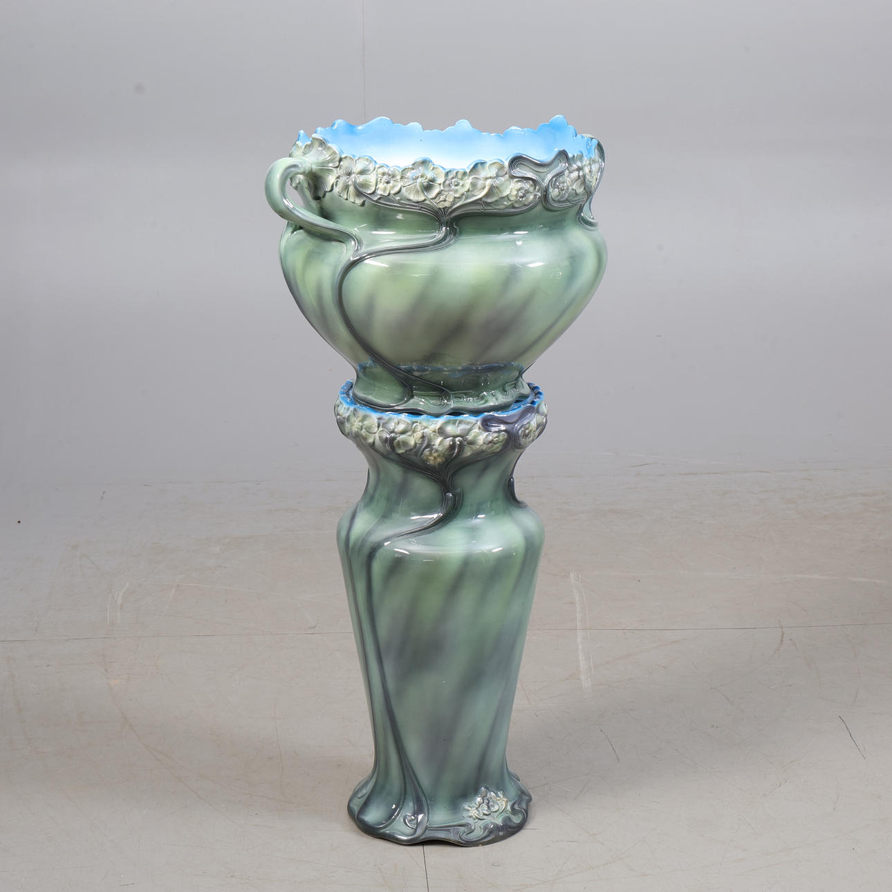 OUTER LINING WITH PEDESTAL, porcelain.