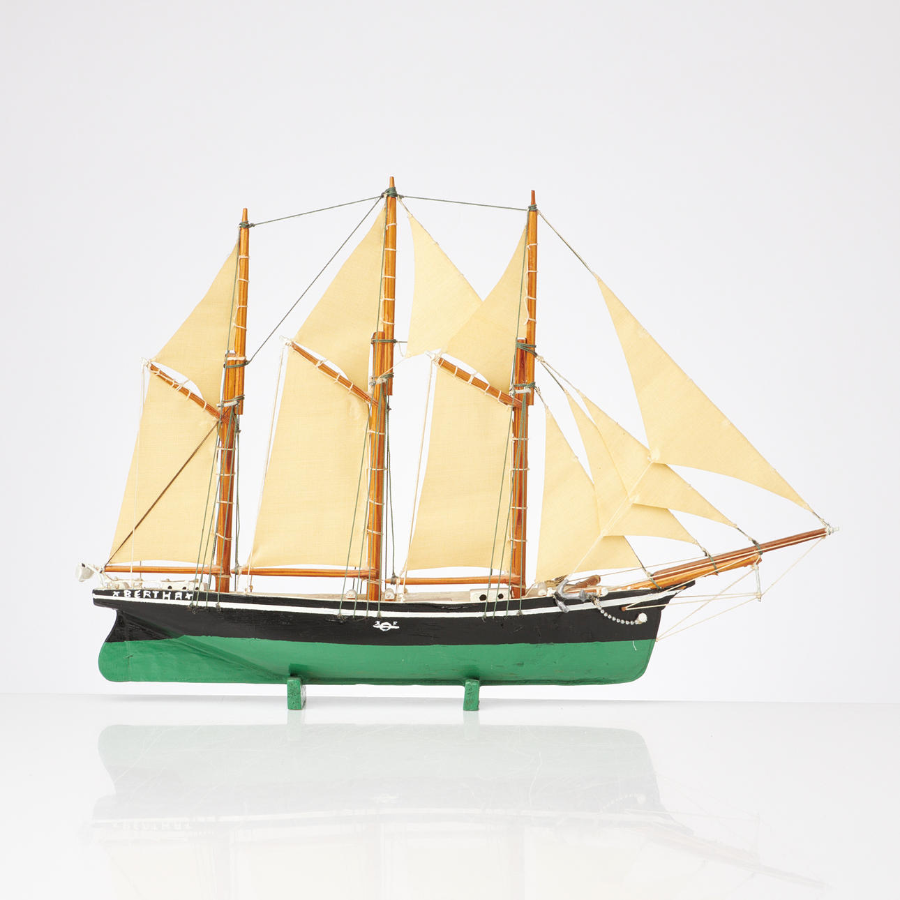 BÅTMODELL, "Bertha", tremastad, 1900-tal, bemålat trä.