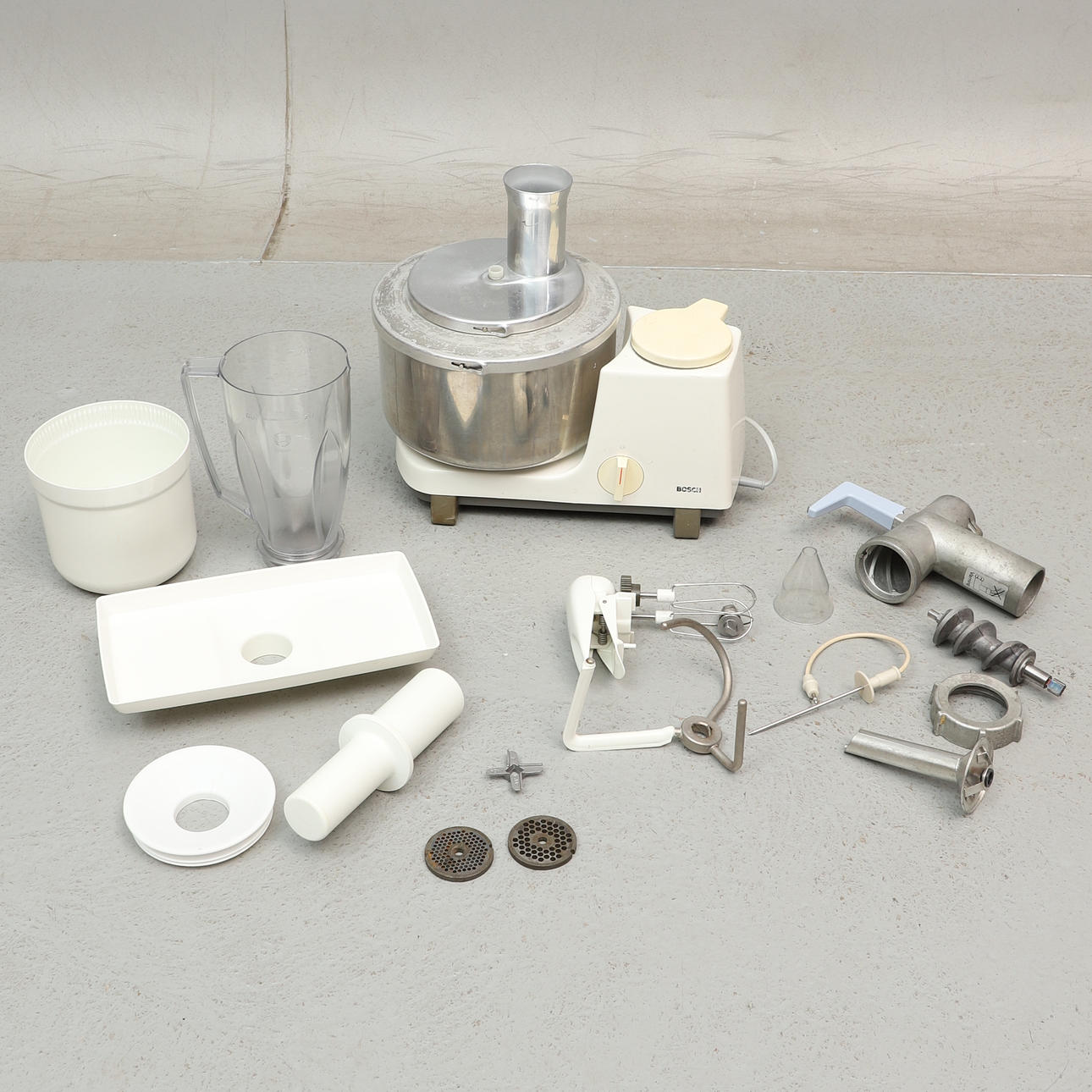 HUSHÅLLSASSISTENT med tillbehör, Bosch Universal, 1900-tal.