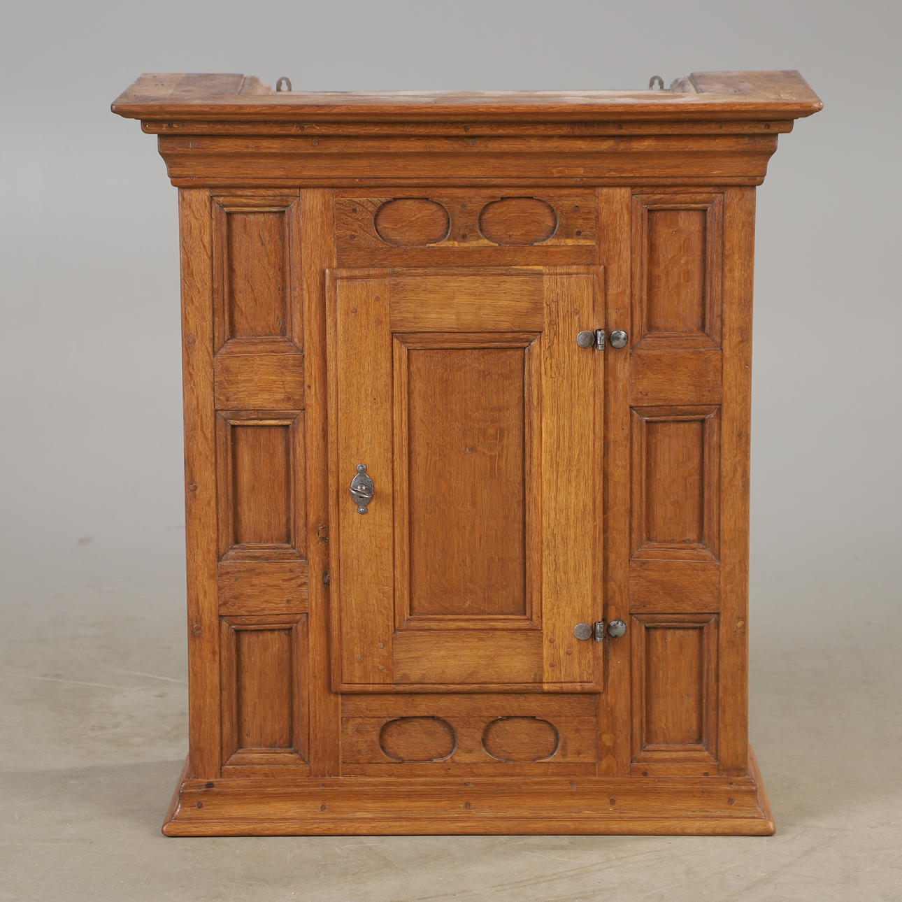 VÆGSKAB, eg, dateret 1979.