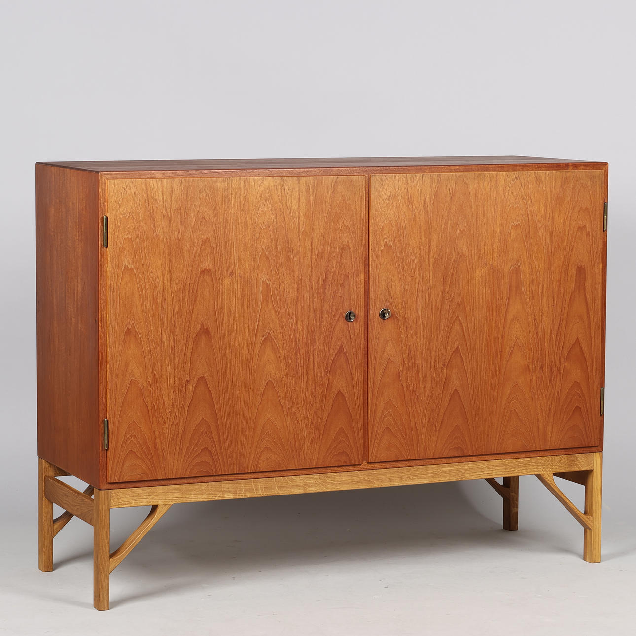 BØRGE MOGENSEN (1914 -1972). Cabinet of oak and teak. C. M. Madsen for the FDB. Denmark.