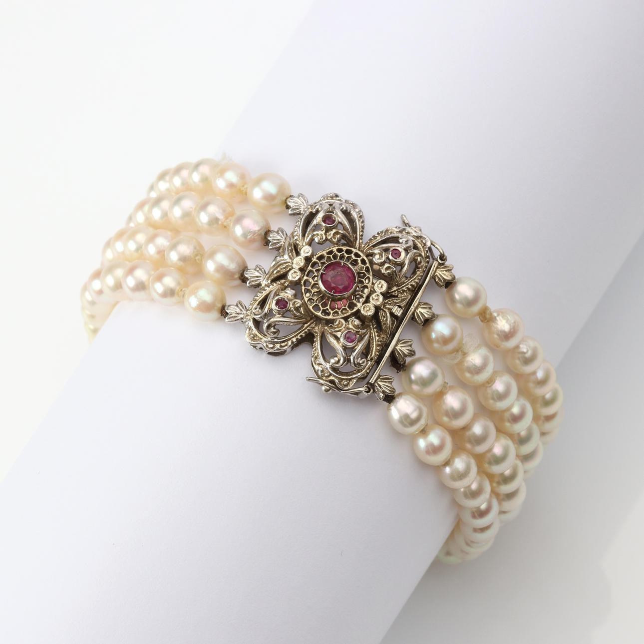 PERLEARMBÅND, lås 18k med rubiner.