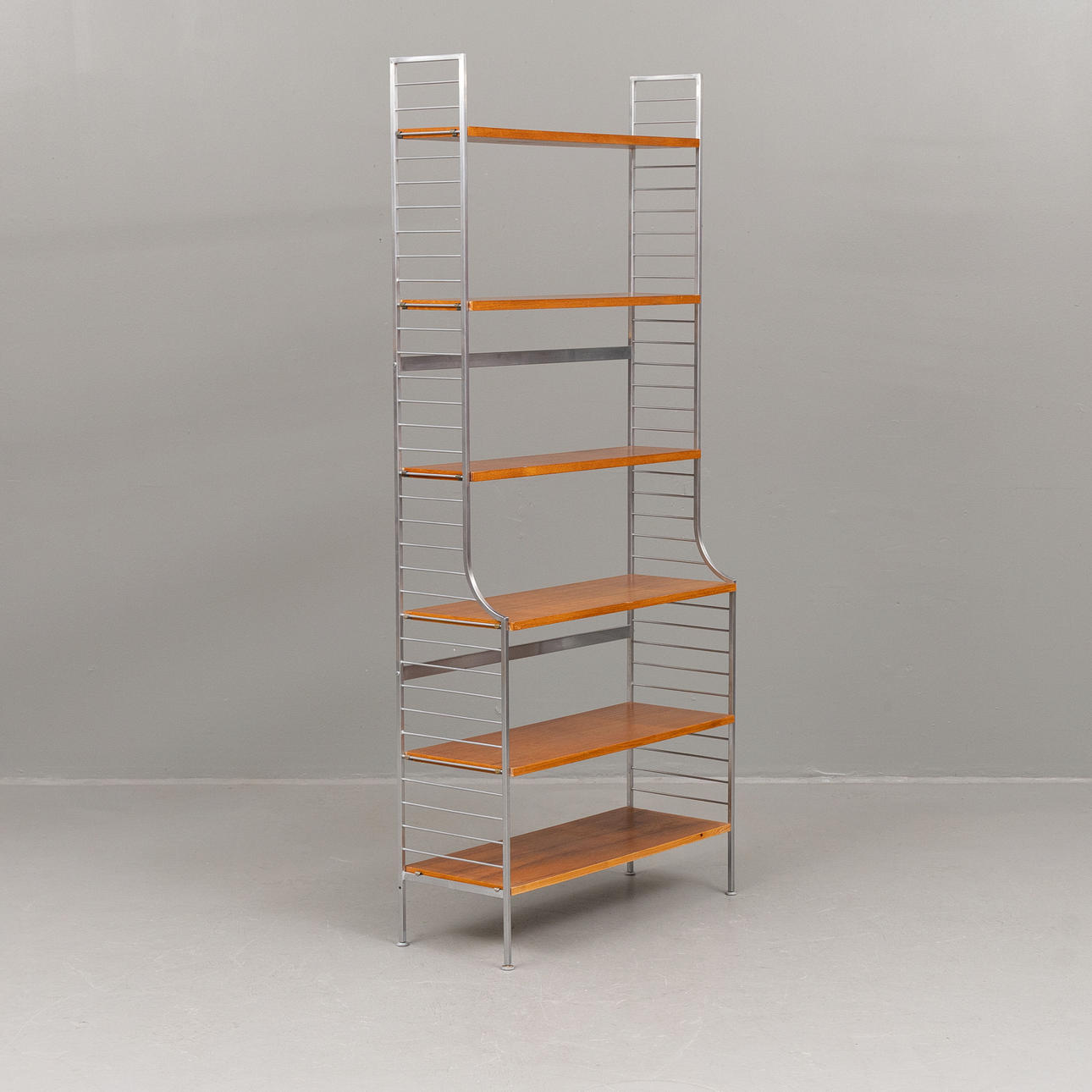 NILS STRINNING. fritstående strenghylde „Continental“.