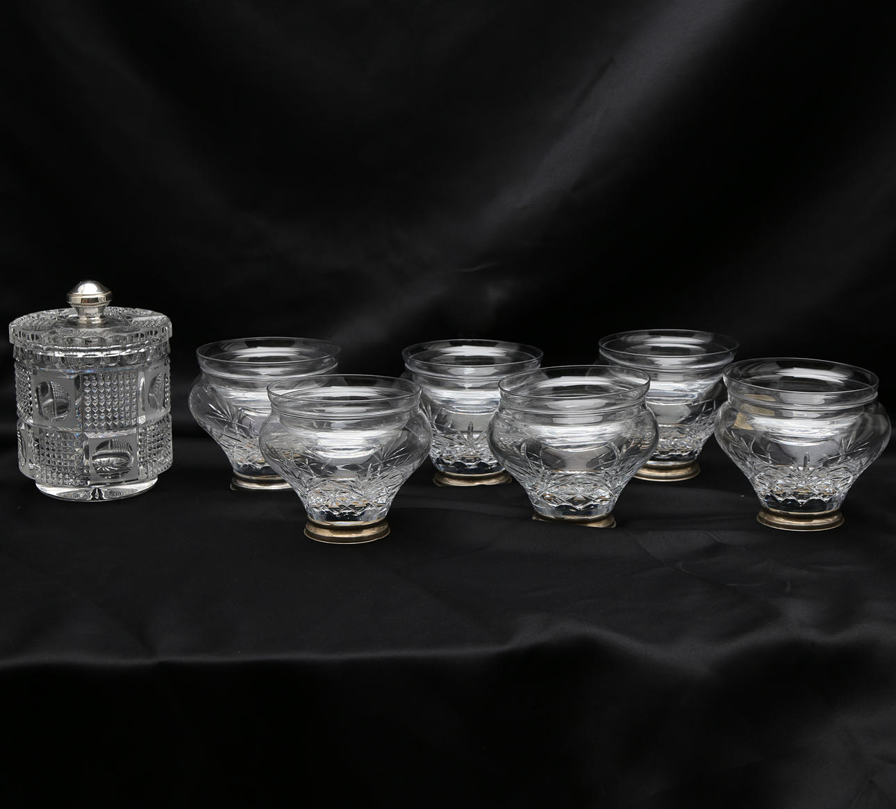 Chocolates jar and set of six bowls with cooler in carved glass and silver, second third of the 20th Century.