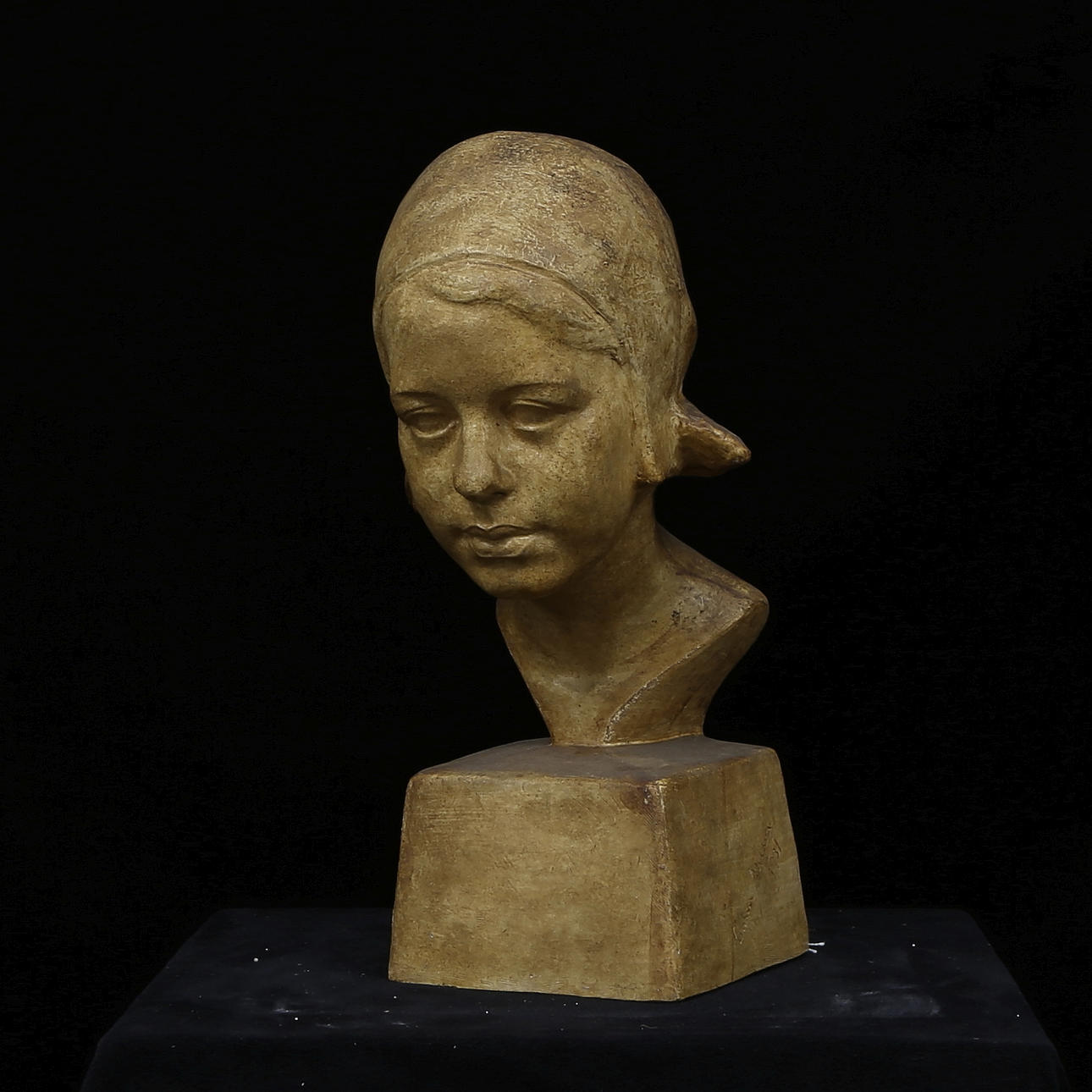 CARIN NILSON(1884-1973). Skulptur, byst, gips, signerad och daterad 1931.