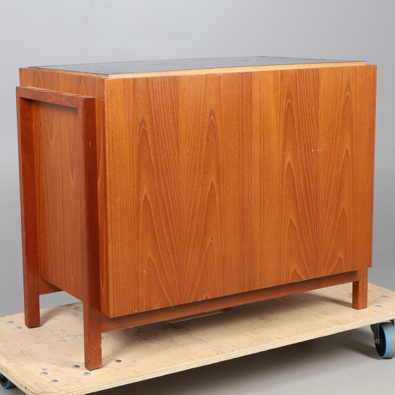 A MID CENTURY TEAK POP UP DRINKS CABINET.
