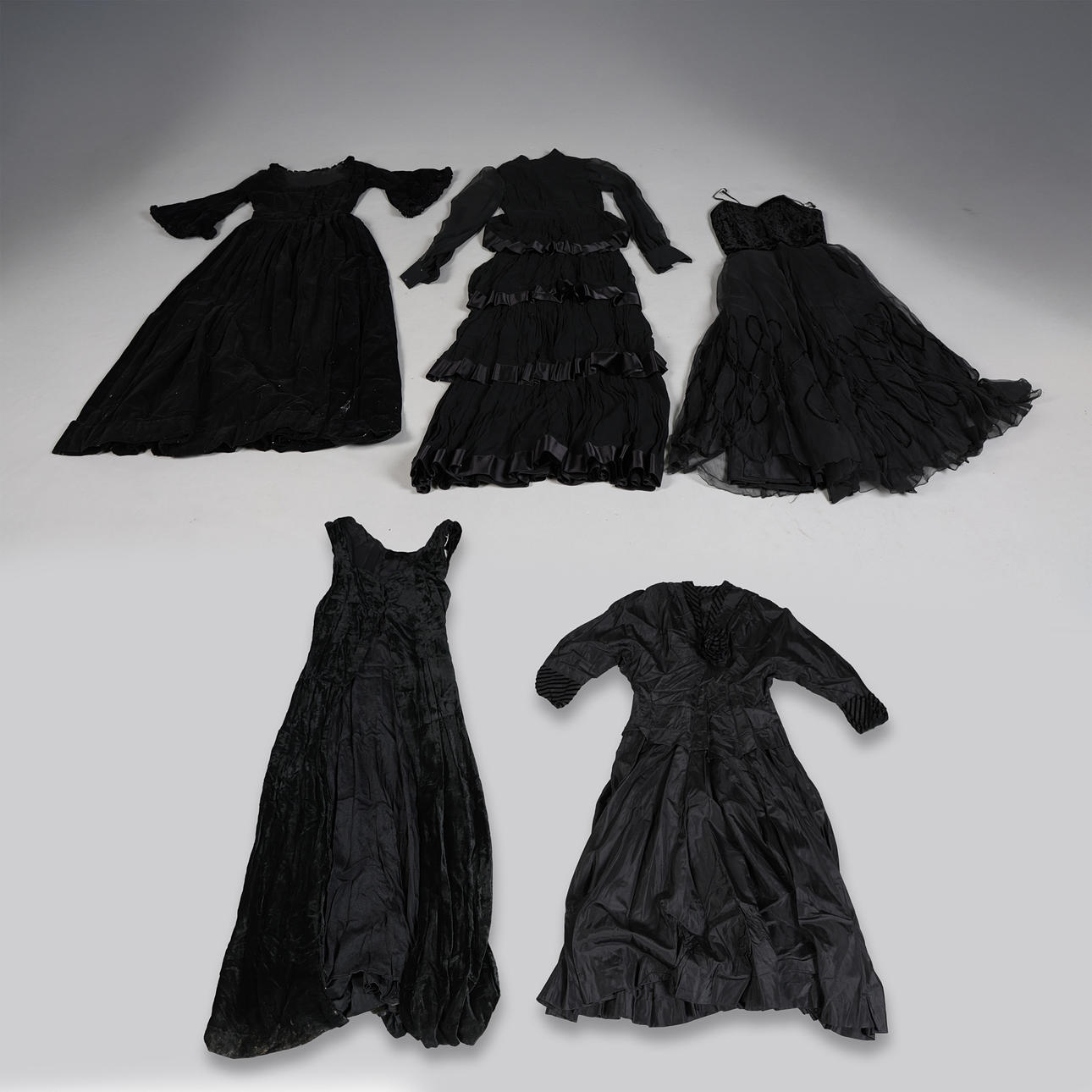 DAMKLÄNNINGAR, FEM STYCKEN, 1900-TAL (5).