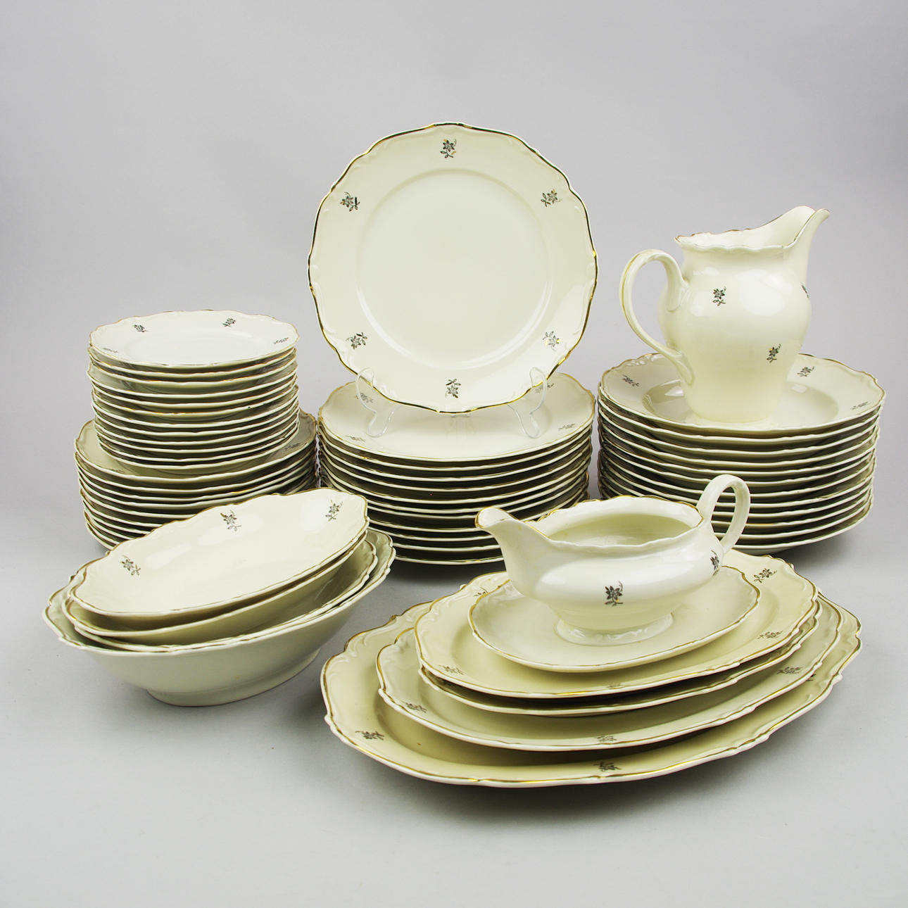 MATSERVIS, porslin med förgylld kant, Karlskrona.