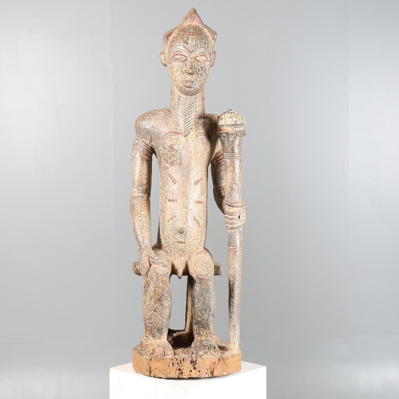 EINE BAULE, MÄNNLICHE SITZFIGUR, ELFENBEINKÜSTE/ELFENBEINKÜSTE.