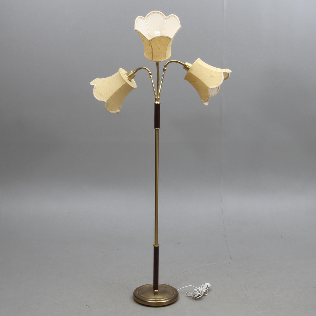 GOLVLAMPA, tre armar, märkt MAE, 1900-tal.