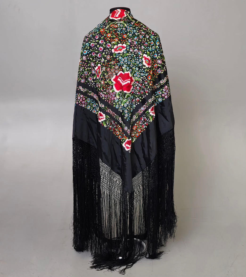 HANDGESTICKTER MANILATUCH AUF SCHWARZER SEIDE.