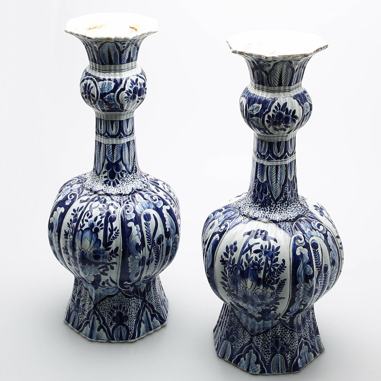 PRAKTVASER, ett par i fajans, Delft. Troligen De 3 Vergulde Astonnekens sekelskifte 1600/1700.