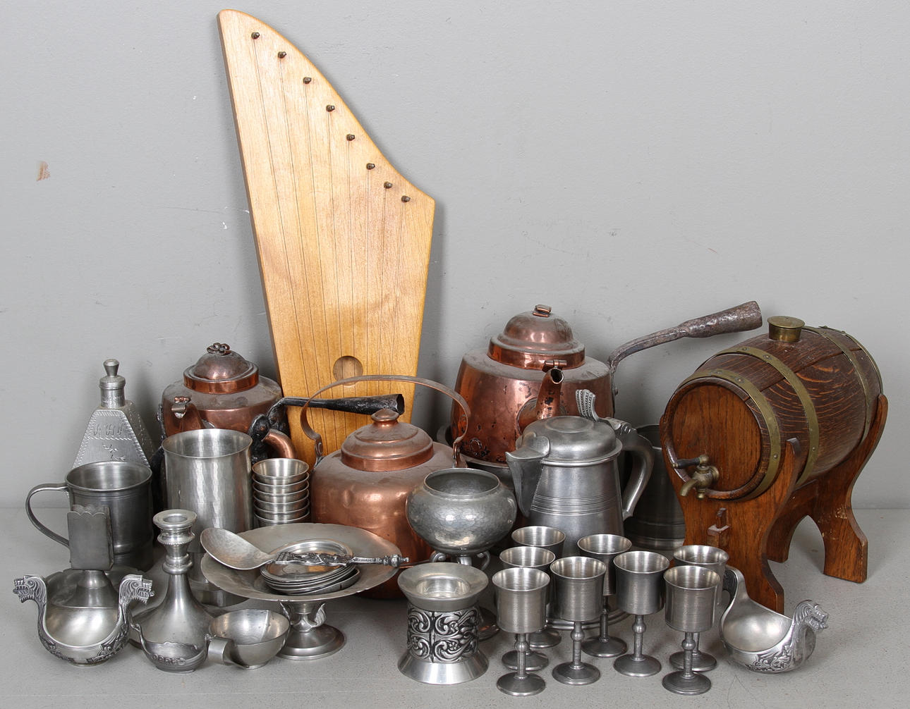 DIVERSE, tenn, tunna med tapp, kopparföremål, stränginstrument, 1800-1900-tal.