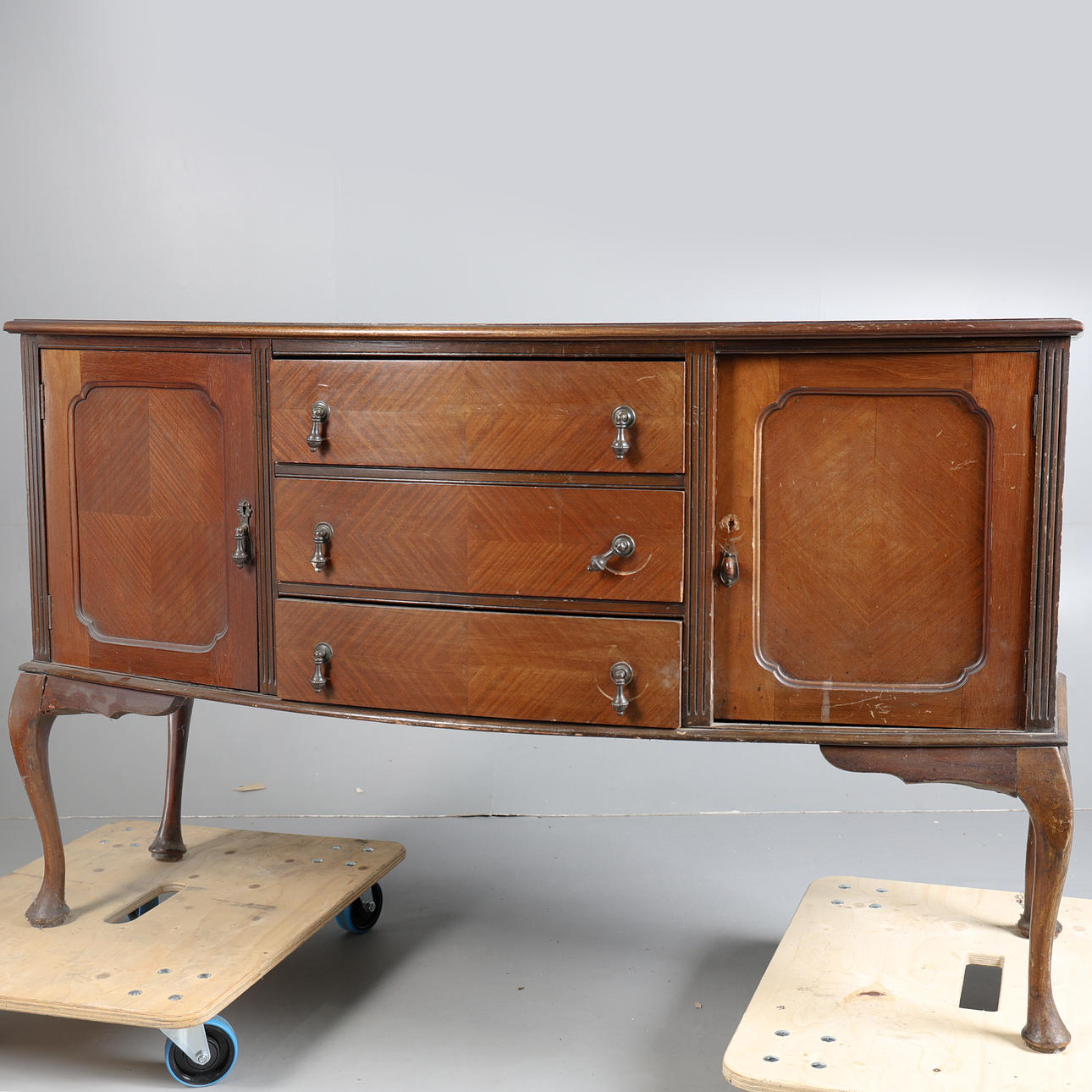 A 20TH CENTURY MAHOGANY BOW FRONTED SIDEBOARD.