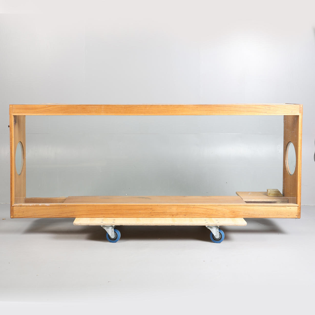 A 20TH CENTURY OAK AND GLAZED DISPLAY CABINET.