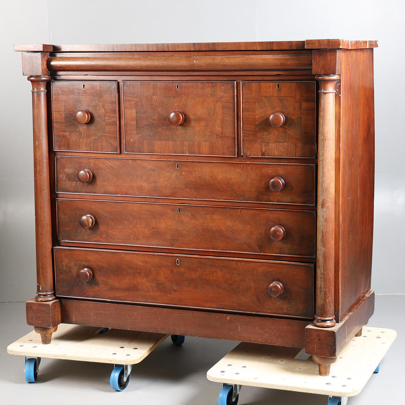 EINE VIKTORIANISCHE SCHOTTISCHE KOMMODE AUS MAHAGONI.