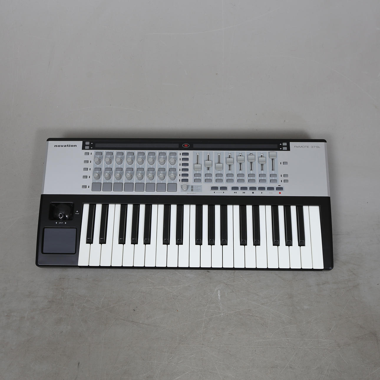Novation Remote 37 SL.