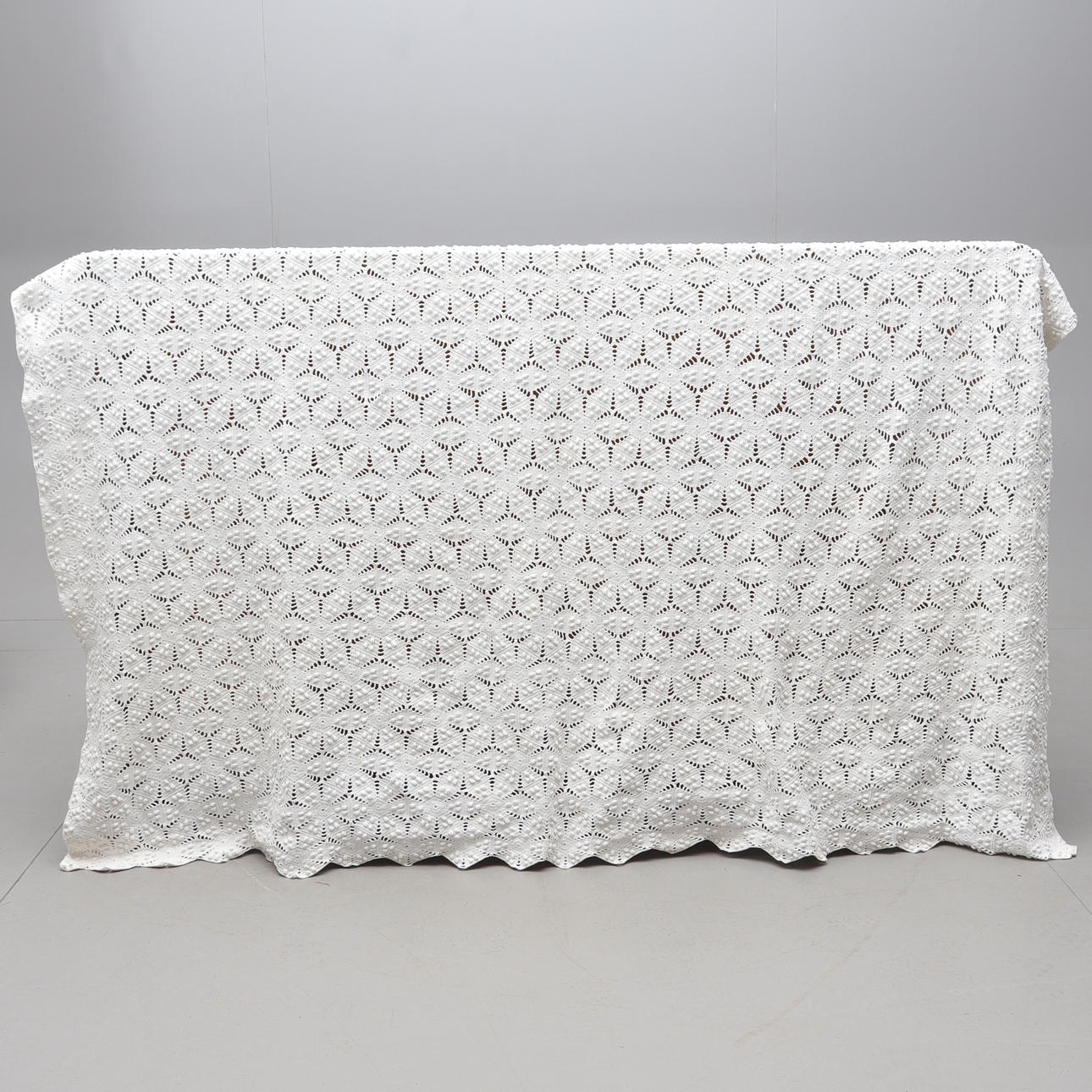 Gehäkelte Tagesdecke, 20. Jahrhundert.