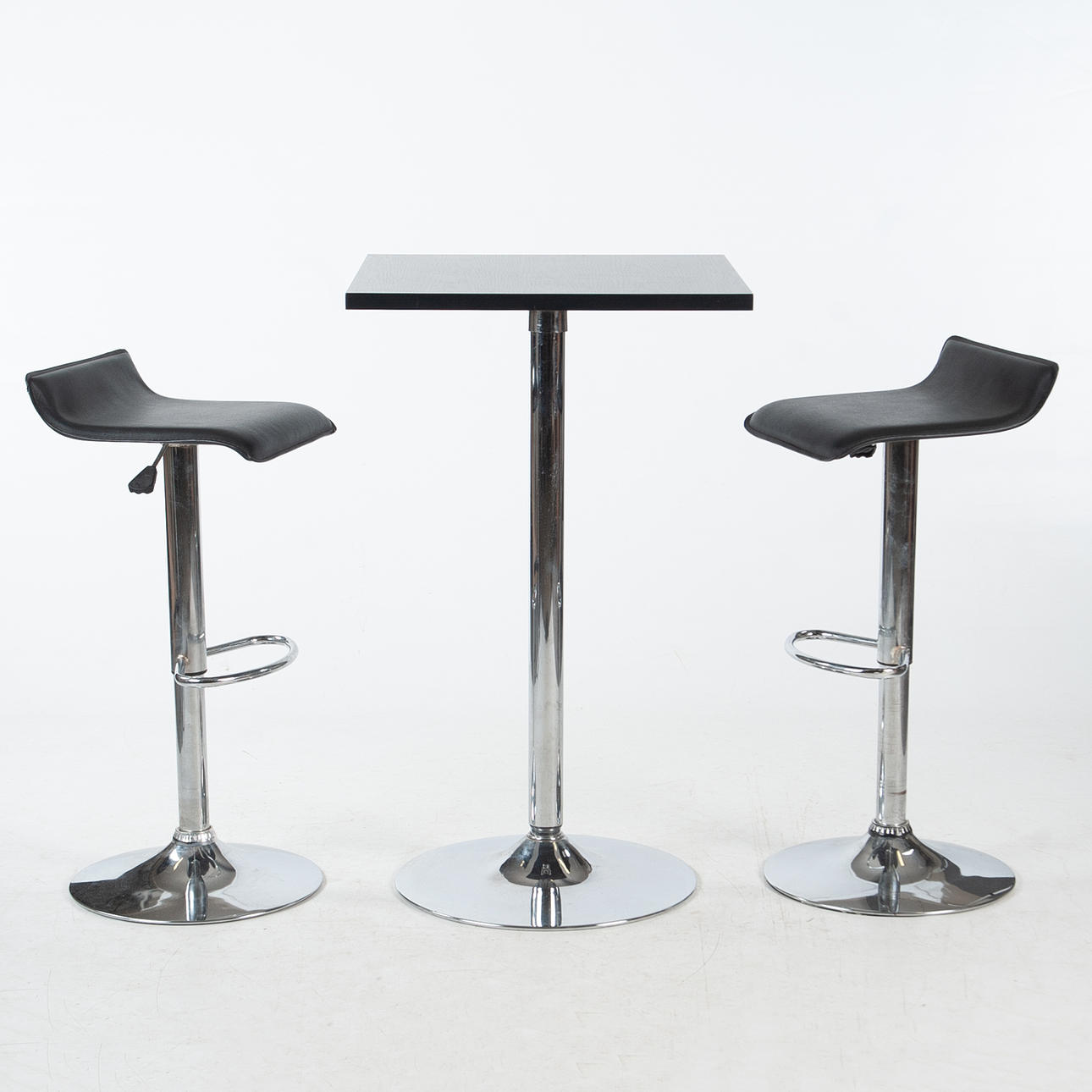 BARBORD MED TVÅ BARSTOLAR.