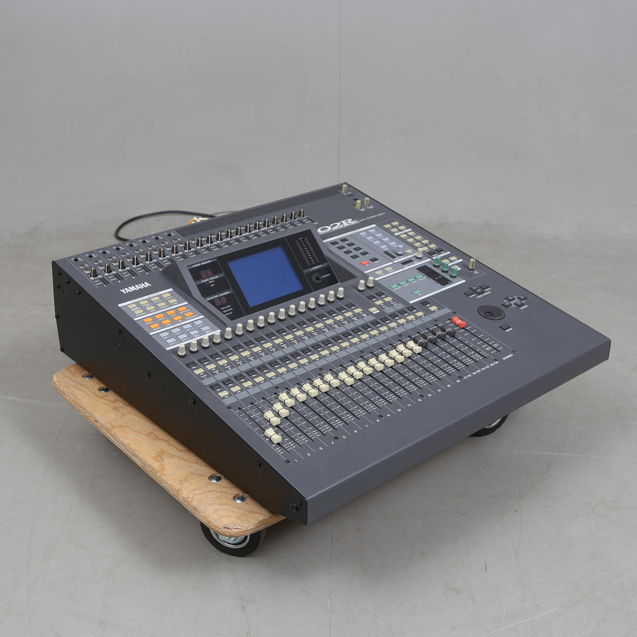 Digital recording console YAMAHA, 02R.
