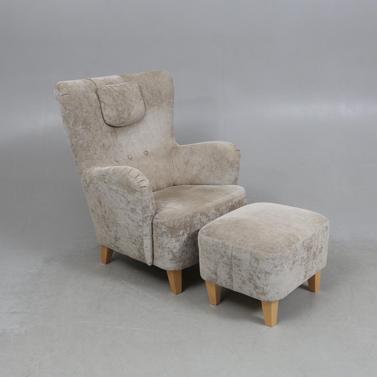 Sessel mit Fußbank, modern.