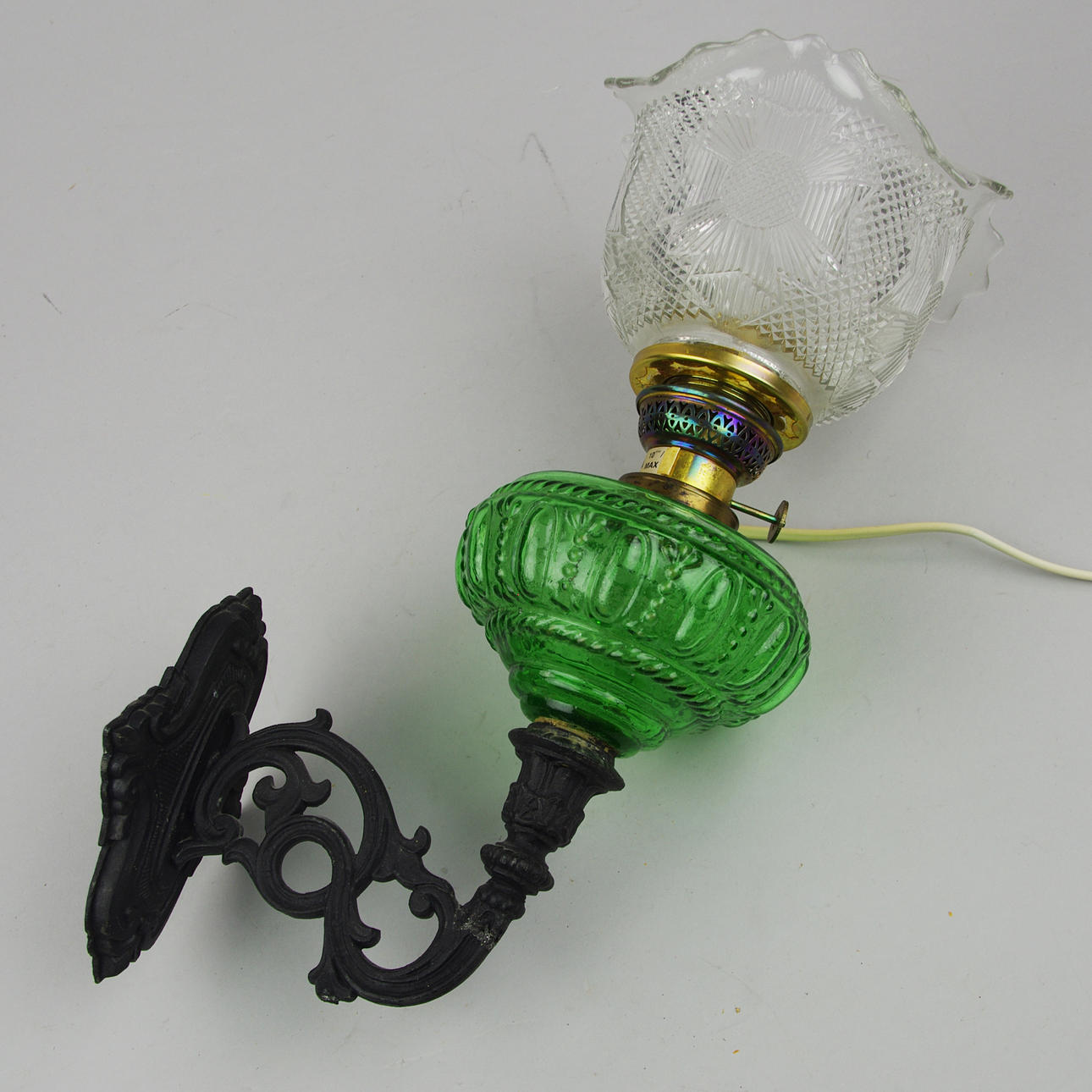 VÄGGLAMPA i form av fotogenlampa, glas/metall, sent 1900-tal.