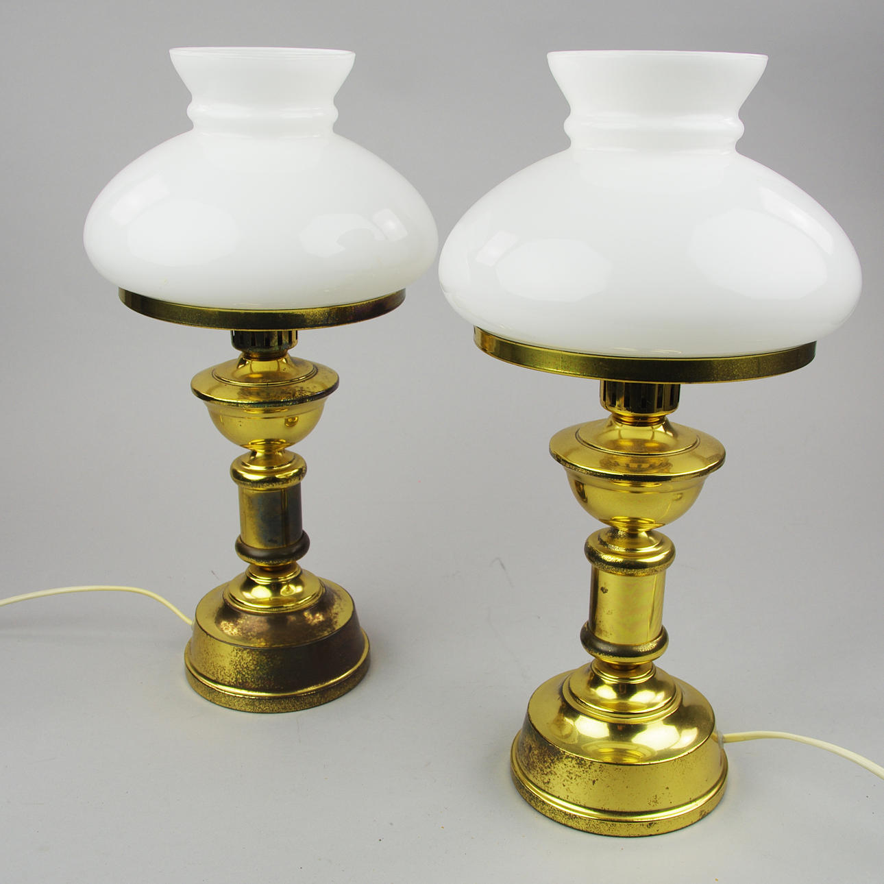 BORDSLAMPOR, 1 par i form av fotogenlampor, mässing/glas, 1900-talets andra hälft.