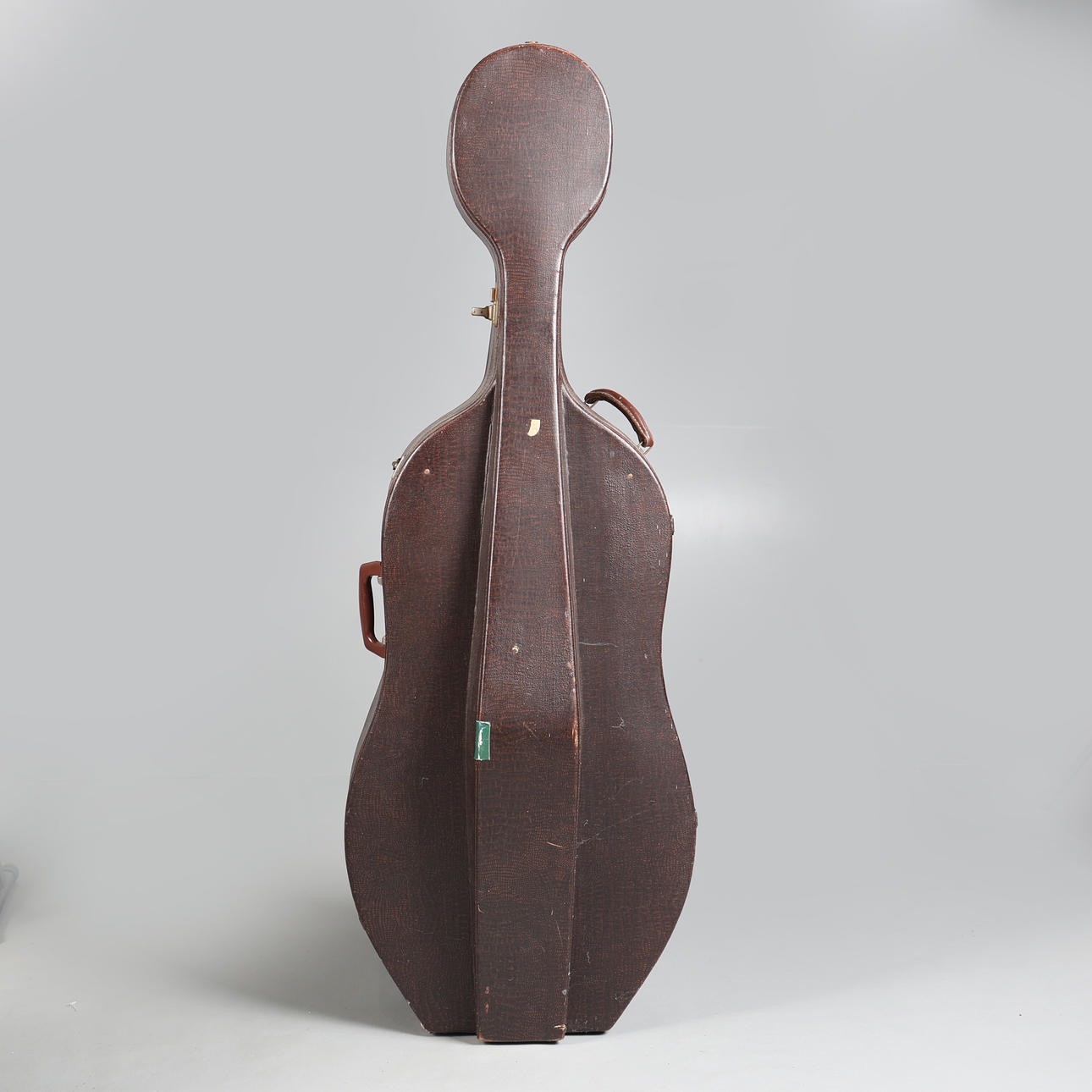 A 4/4 CELLO CASE.