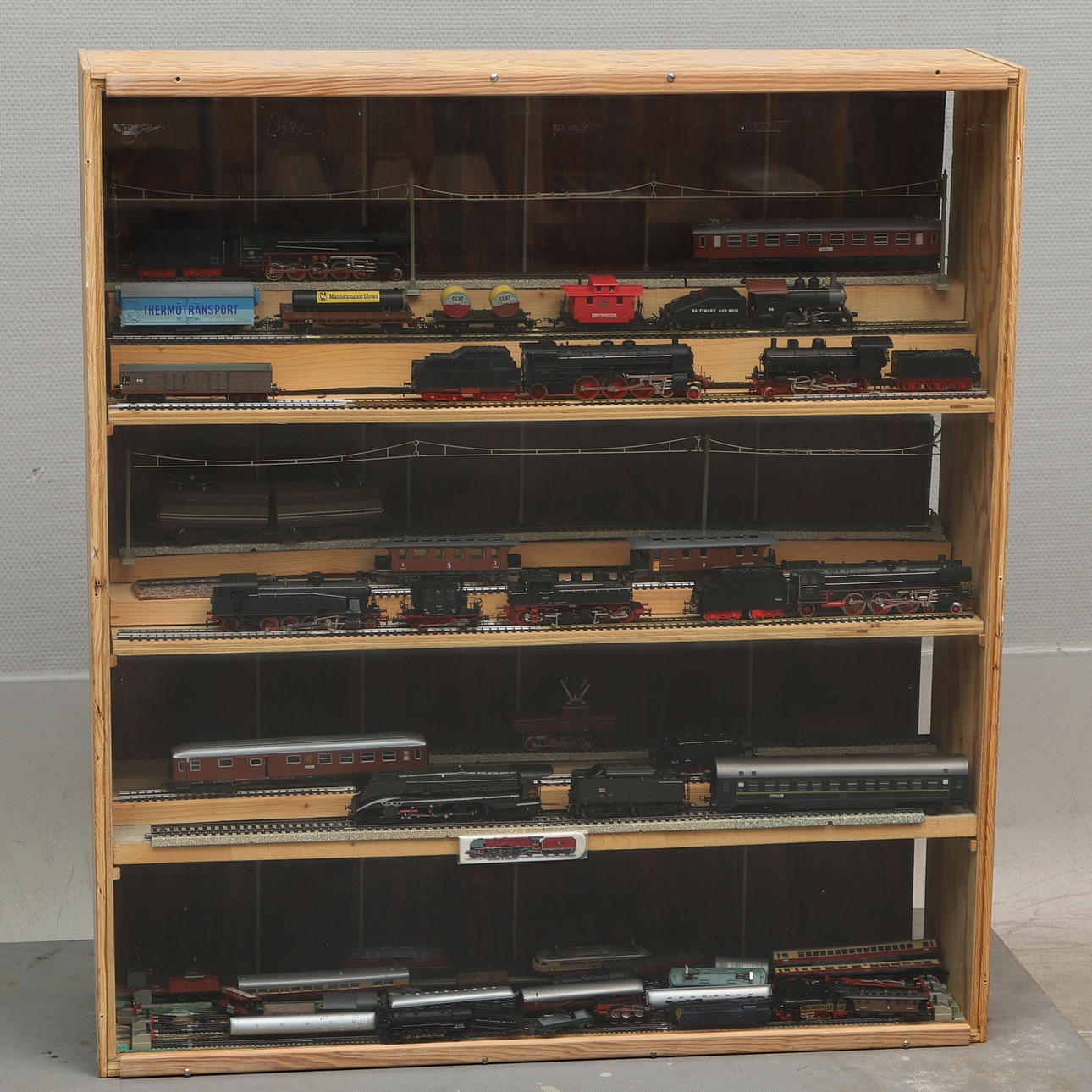 MODELLEISENBAHNEN in Vitrinen, darunter Märklin.