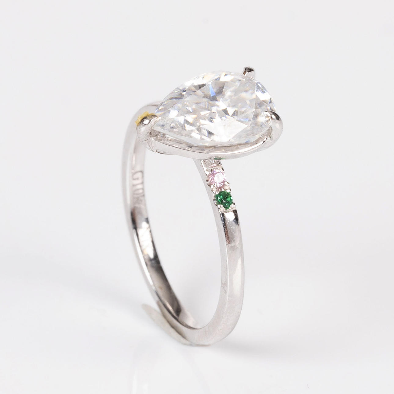 RING, 10K vitguld, Moissanite 2,0 ct.