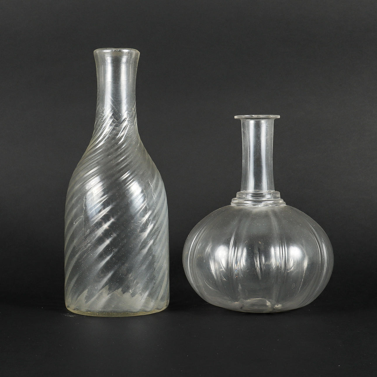 VETTENKARAFFER 2 stycken glas, 1800-tal.
