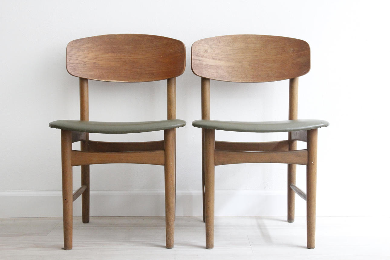 BØRGE MOGENSEN. 2, modell 1222 med grön vinyl säte i teak och bok, omkring 1960.