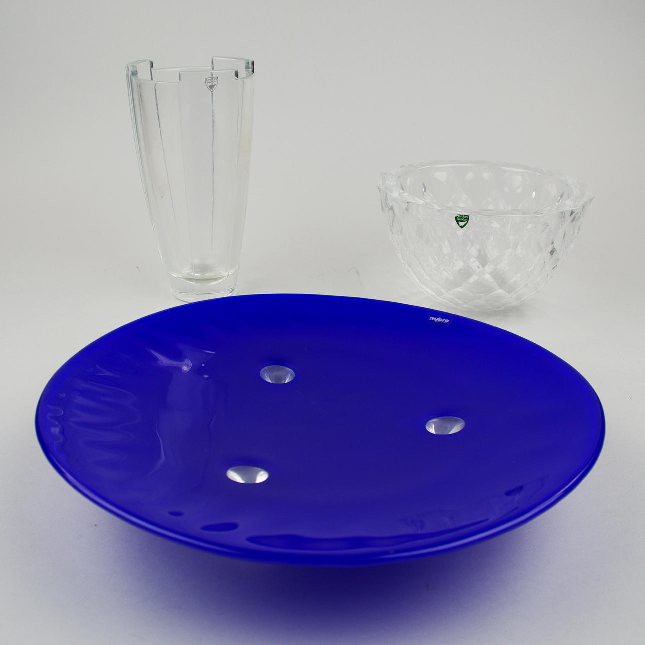 VAS SAMT 2 SKÅLAR, 2 Orrefors samt Nybro.