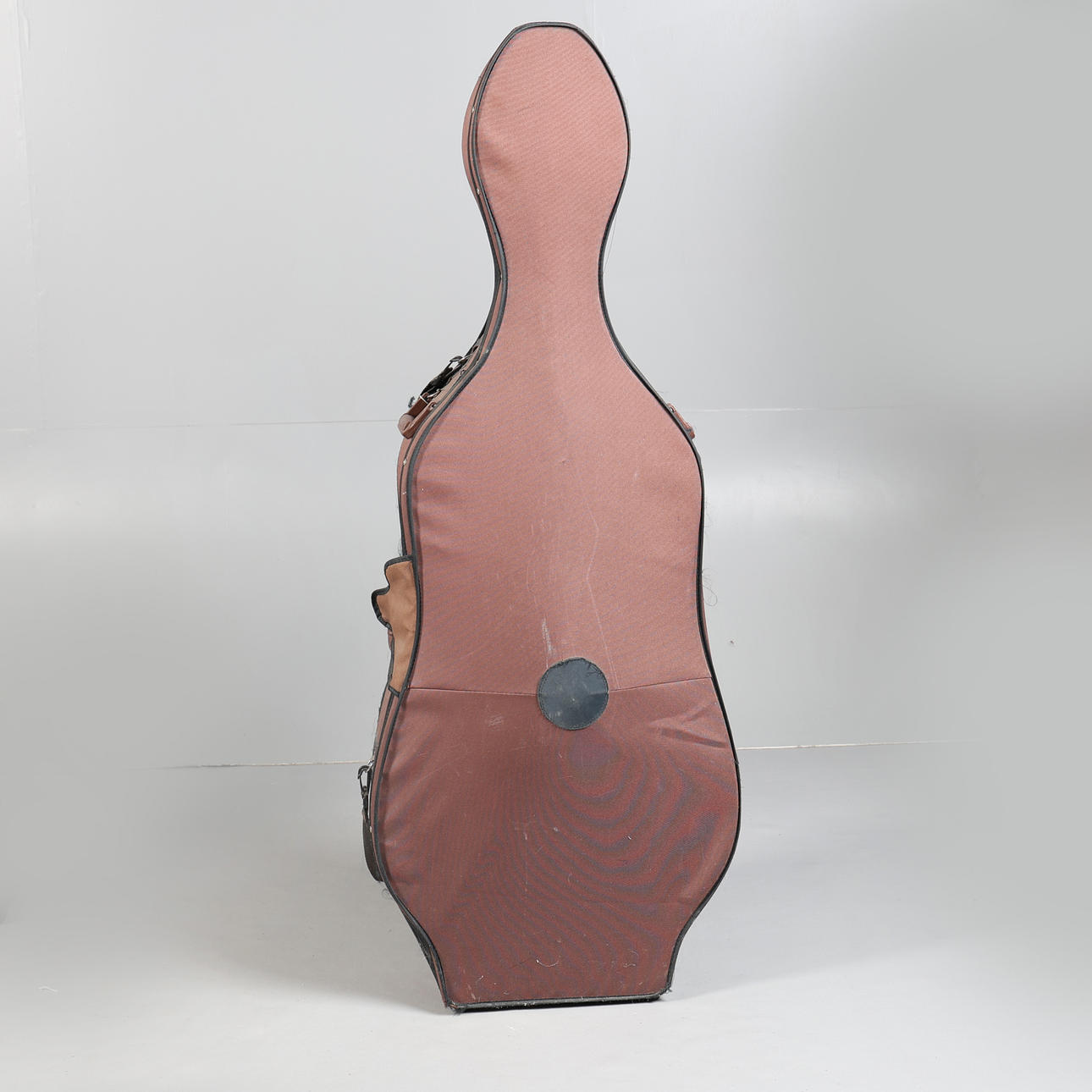 A 4/4 CELLO CASE.
